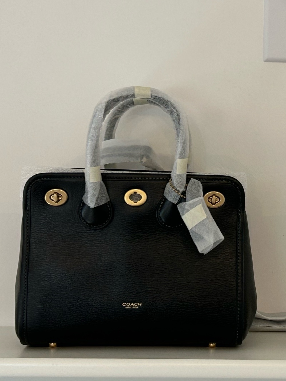 Coach Turnlock 22 in Black, new with tags